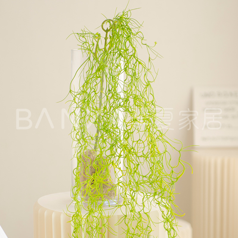 Изкуствени зелени растения във висящ декор за стена в горски стил със старческа брада