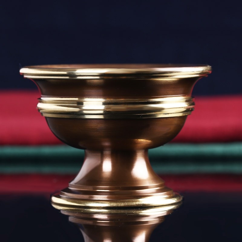 Bakrena zdjela za ponudu vode s urezbarenim cvjetnim uzorkom, Buddha-ov oltar na visokoj nozi
