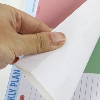 Magnetski memo blok s debelim papirom i odvojivim stranicama — kompaktni mali notes