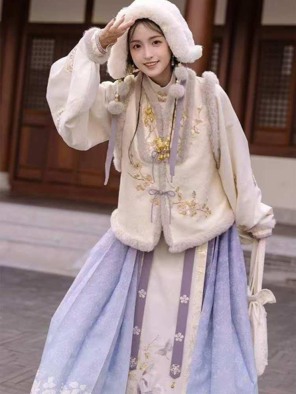 Yuan Shan Qiao Hanfu — ženski Hanfu u Ming stilu, kratka jakna sa stojećim ovratnikom, izšivena i Horse-Face suknja (Proljeće 2025)