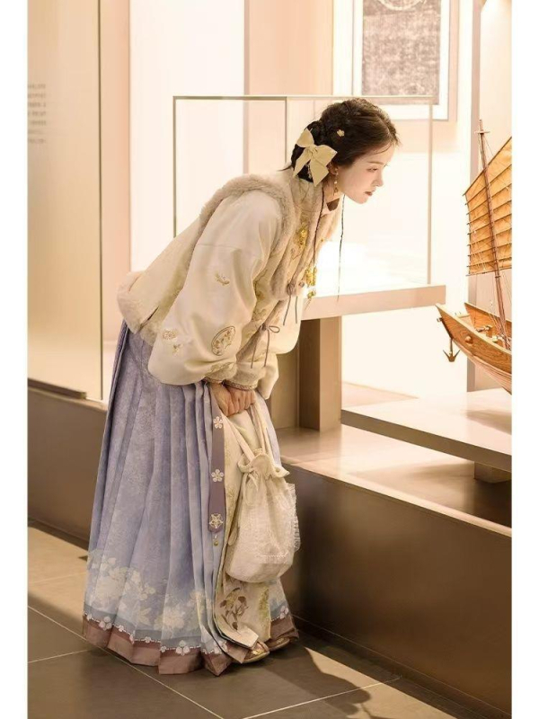 Yuan Shan Qiao Hanfu — ženski Hanfu u Ming stilu, kratka jakna sa stojećim ovratnikom, izšivena i Horse-Face suknja (Proljeće 2025)