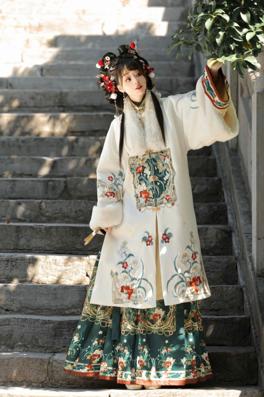 Luo Zhu original Hanfu – ženski Ming stil dugi kaput s ovratnikom, fleece podstava, debela suknja s životinjskim uzorkom, zima 2024