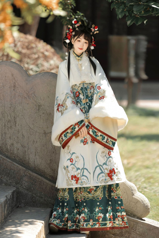 Luo Zhu original Hanfu – ženski Ming stil dugi kaput s ovratnikom, fleece podstava, debela suknja s životinjskim uzorkom, zima 2024