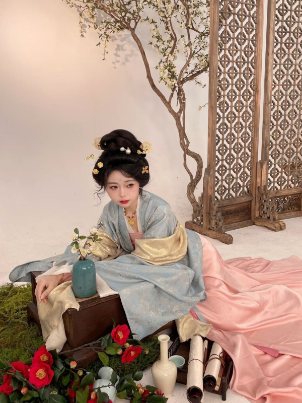 Shanhai Ji Tang Feng serija: top s pozlaćenom vezom, do prsa i suknja s podjelom, Hanfu nadahnut hramom Famen, proljeće