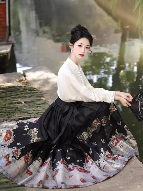 Hanfu Mamian suknja s teškim zlatnim tkanjem, Ming stil tradicionalni set za žene, proljeće 2026, crvena