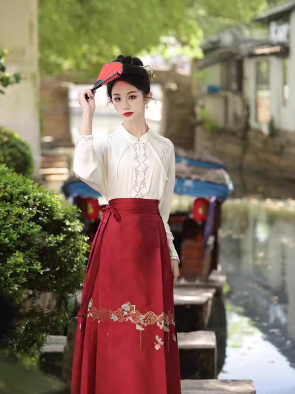 Hanfu Mamian suknja s teškim zlatnim tkanjem, Ming stil tradicionalni set za žene, proljeće 2026, crvena