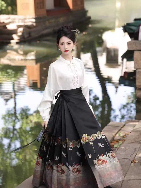 Hanfu Mamian suknja s teškim zlatnim tkanjem, Ming stil tradicionalni set za žene, proljeće 2026, crvena