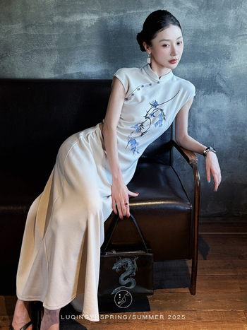 Lu Qingyi Original [Peilan] Cheongsam haljina za žene – proljeće/ljeto, otisak s vezom, trodijelni set