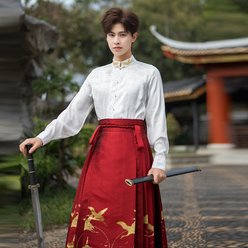 Novi Hanfu set u kineskom stilu s bogatim izvezenim i maksi suknjom od zlatnog tkanja te Ming stilom gornjeg dijela