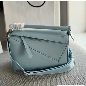 Ženska torbica od prave kože s geometrijskim dizajnom i blokovima boja, oblik jastuka – mala torbica za ručicu, rame ili crossbody.