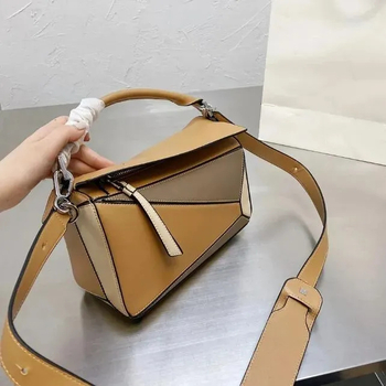 Ženska torbica od prave kože s geometrijskim dizajnom i blokovima boja, oblik jastuka – mala torbica za ručicu, rame ili crossbody.