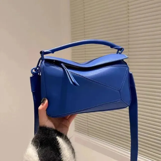 Ženska torbica od prave kože s geometrijskim dizajnom i blokovima boja, oblik jastuka – mala torbica za ručicu, rame ili crossbody.