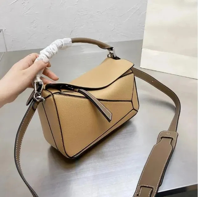 Ženska torbica od prave kože s geometrijskim dizajnom i blokovima boja, oblik jastuka – mala torbica za ručicu, rame ili crossbody.