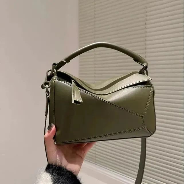 Ženska torbica od prave kože s geometrijskim dizajnom i blokovima boja, oblik jastuka – mala torbica za ručicu, rame ili crossbody.
