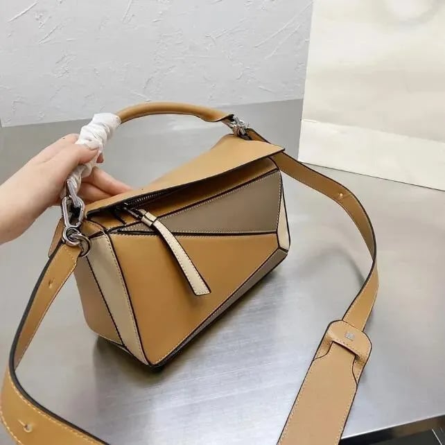 Ženska torbica od prave kože s geometrijskim dizajnom i blokovima boja, oblik jastuka – mala torbica za ručicu, rame ili crossbody.