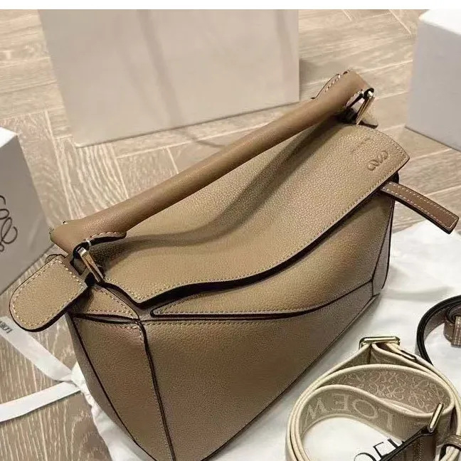 Ženska torbica od prave kože s geometrijskim dizajnom i blokovima boja, oblik jastuka – mala torbica za ručicu, rame ili crossbody.