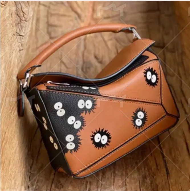 Ženska torbica od prave kože s geometrijskim dizajnom i blokovima boja, oblik jastuka – mala torbica za ručicu, rame ili crossbody.