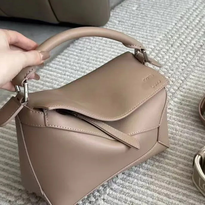 Ženska torbica od prave kože s geometrijskim dizajnom i blokovima boja, oblik jastuka – mala torbica za ručicu, rame ili crossbody.