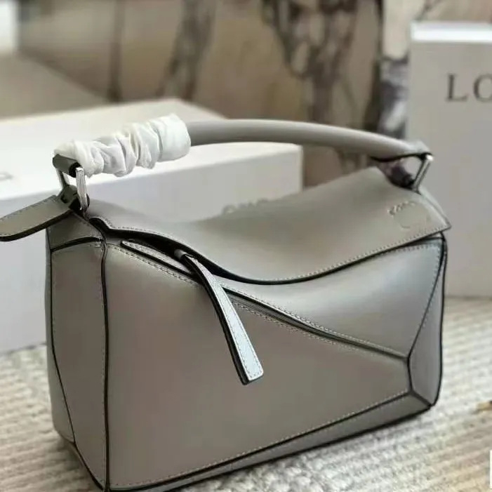 Ženska torbica od prave kože s geometrijskim dizajnom i blokovima boja, oblik jastuka – mala torbica za ručicu, rame ili crossbody.