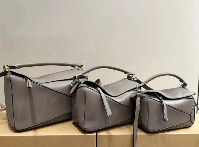 Ženska torbica od prave kože s geometrijskim dizajnom i blokovima boja, oblik jastuka – mala torbica za ručicu, rame ili crossbody.