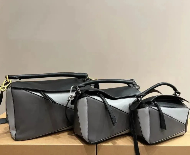 Ženska torbica od prave kože s geometrijskim dizajnom i blokovima boja, oblik jastuka – mala torbica za ručicu, rame ili crossbody.