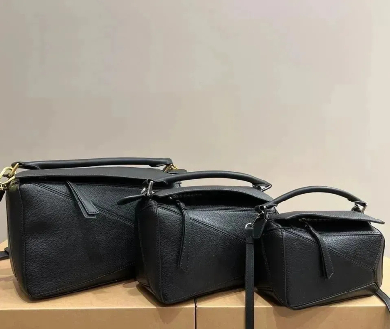 Ženska torbica od prave kože s geometrijskim dizajnom i blokovima boja, oblik jastuka – mala torbica za ručicu, rame ili crossbody.