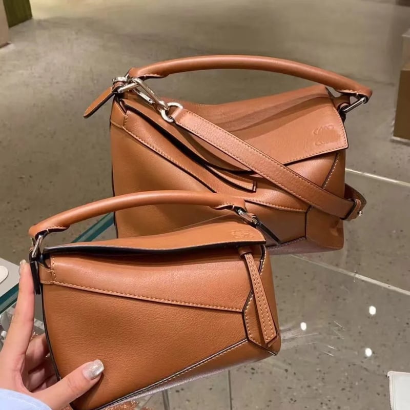 Ženska torbica od prave kože s geometrijskim dizajnom i blokovima boja, oblik jastuka – mala torbica za ručicu, rame ili crossbody.