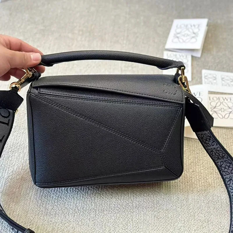Ženska torbica od prave kože s geometrijskim dizajnom i blokovima boja, oblik jastuka – mala torbica za ručicu, rame ili crossbody.