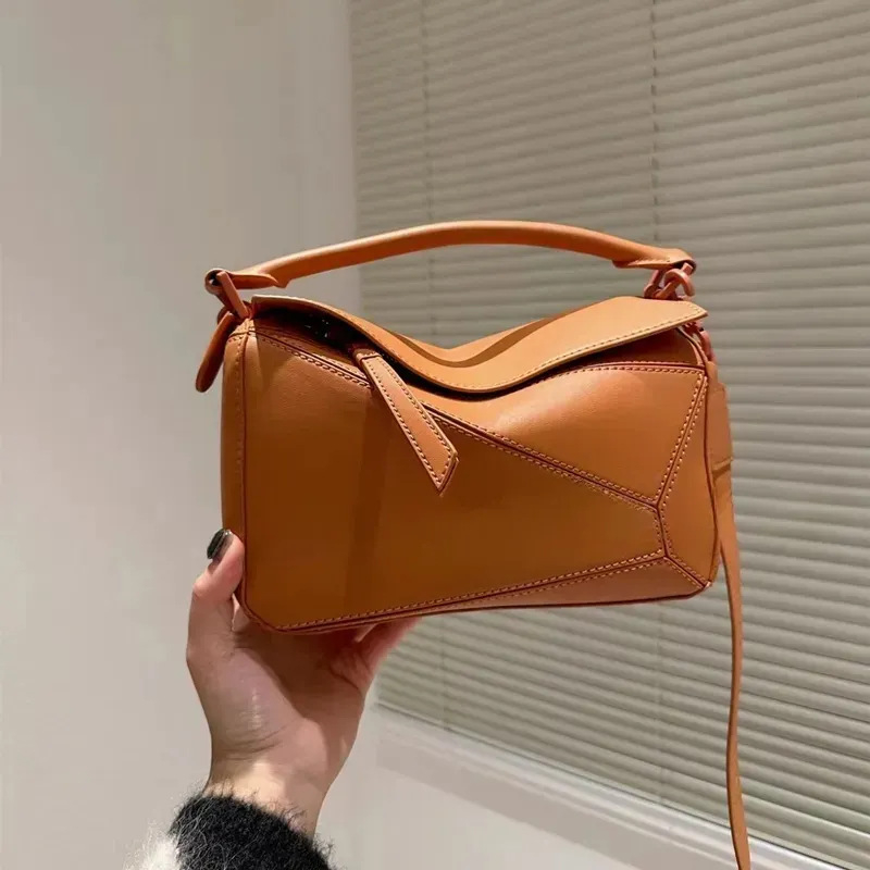 Ženska torbica od prave kože s geometrijskim dizajnom i blokovima boja, oblik jastuka – mala torbica za ručicu, rame ili crossbody.