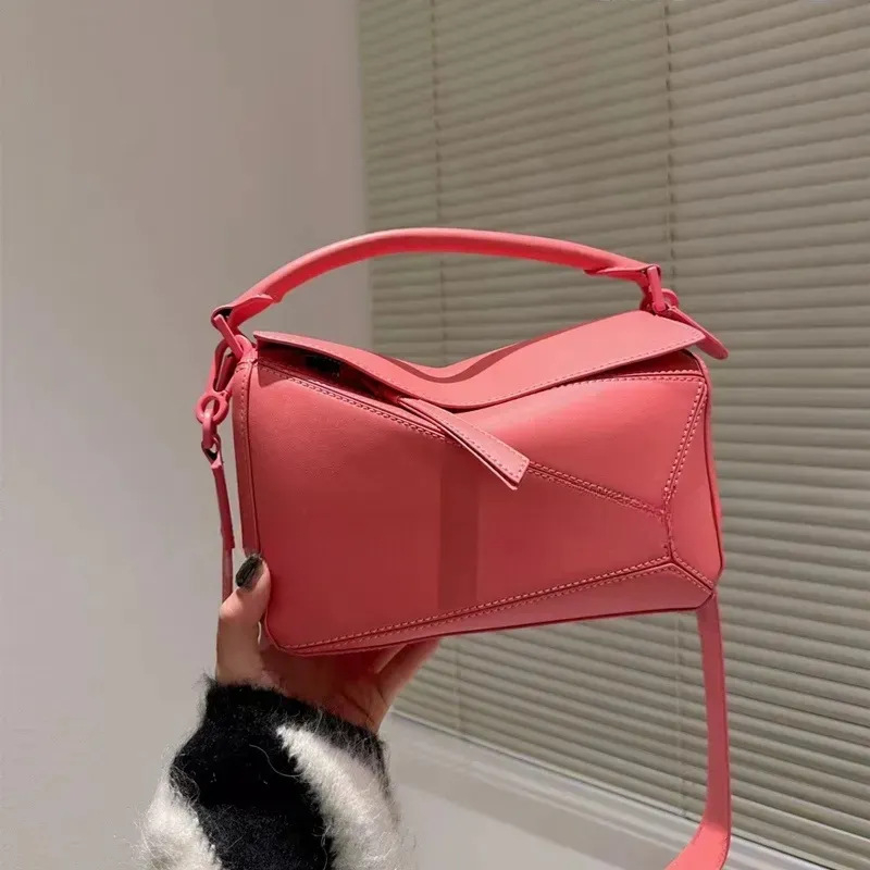 Ženska torbica od prave kože s geometrijskim dizajnom i blokovima boja, oblik jastuka – mala torbica za ručicu, rame ili crossbody.