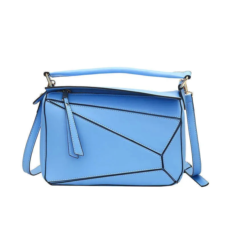Ženska torbica od prave kože s geometrijskim dizajnom i blokovima boja, oblik jastuka – mala torbica za ručicu, rame ili crossbody.