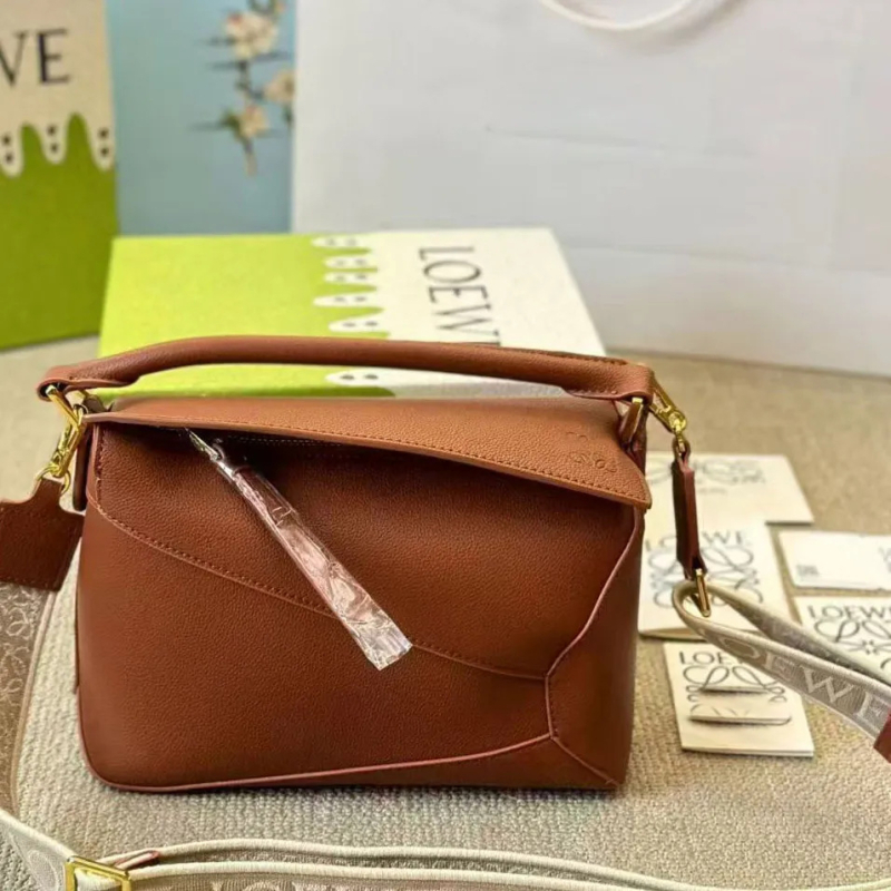 Ženska torbica od prave kože s geometrijskim dizajnom i blokovima boja, oblik jastuka – mala torbica za ručicu, rame ili crossbody.
