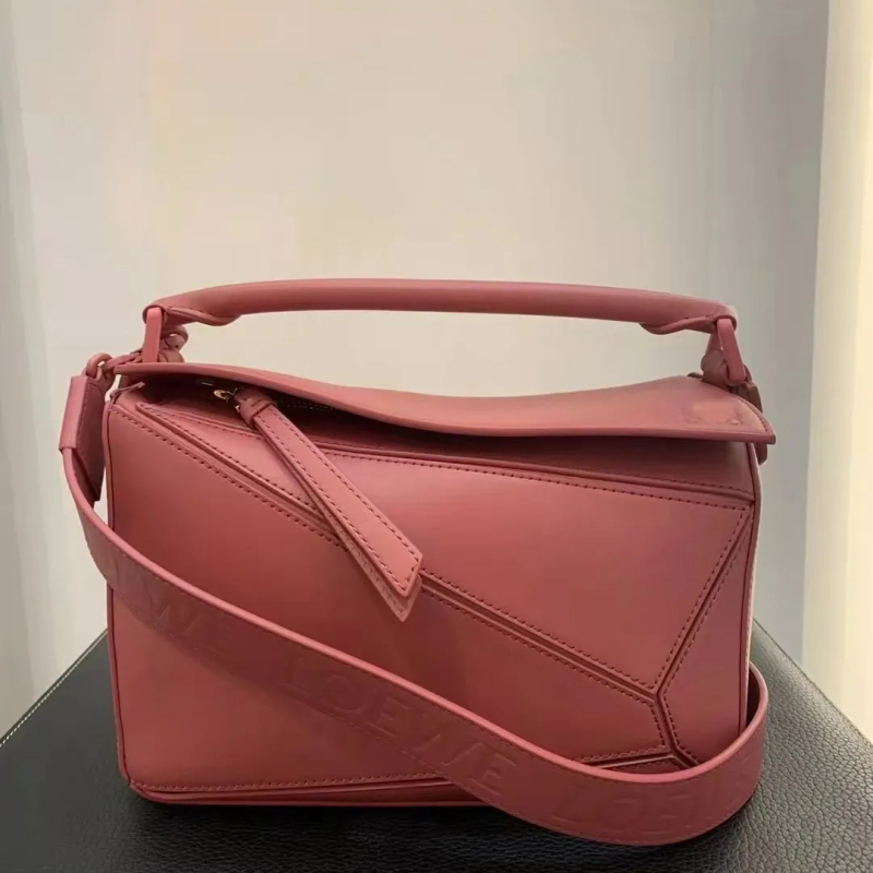 Ženska torbica od prave kože s geometrijskim dizajnom i blokovima boja, oblik jastuka – mala torbica za ručicu, rame ili crossbody.