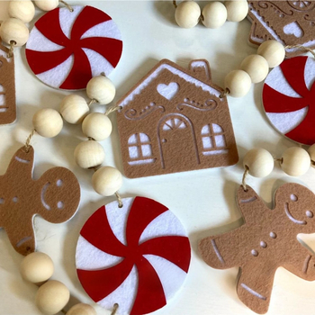 Фетрови коледни къщички, флагове със прянични човечета, дървени мънини под формата на бонбони и декоративни елементи за камина