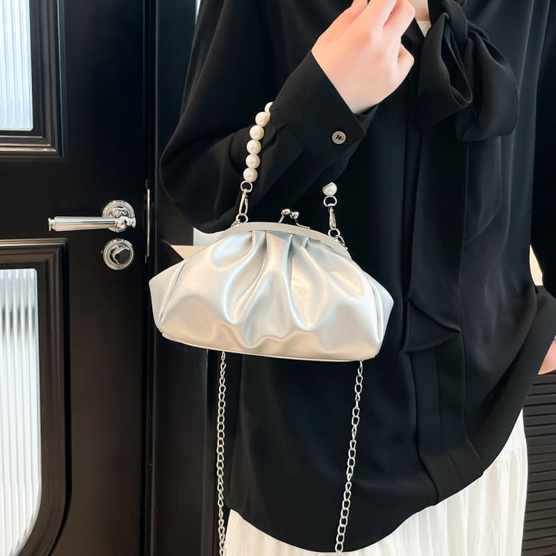2026 tavasz–nyár: dumpling táska lányoknak, niche prémium láncos kivitel, kézben és vállon hordható, aranyos redőzött dizájn kapoccsal