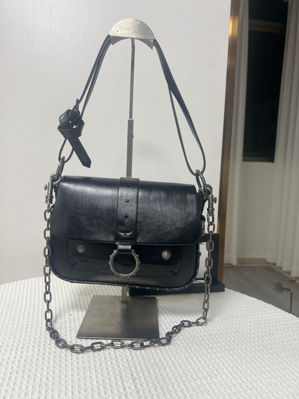 Női kis négyszögletes táska szegecsekkel és lánccal, váll- vagy crossbody pánttal, utcai stílusú sokoldalú táska