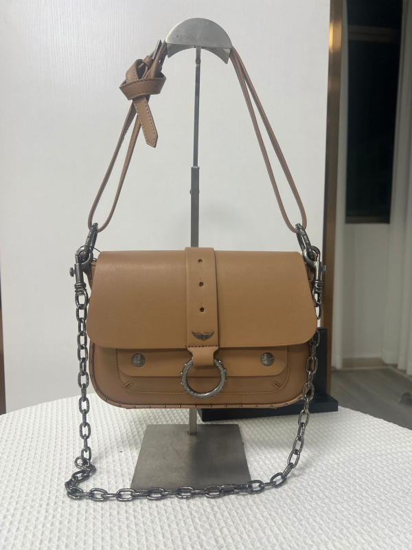 Női kis négyszögletes táska szegecsekkel és lánccal, váll- vagy crossbody pánttal, utcai stílusú sokoldalú táska