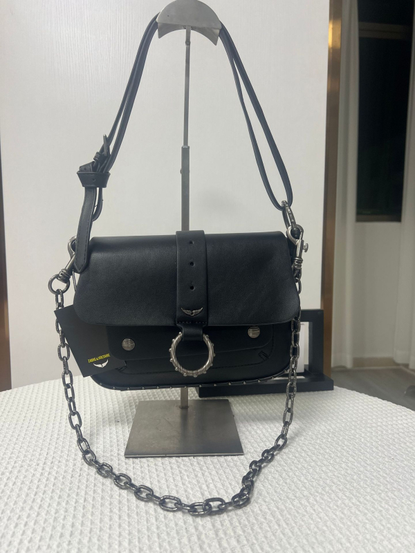 Női kis négyszögletes táska szegecsekkel és lánccal, váll- vagy crossbody pánttal, utcai stílusú sokoldalú táska