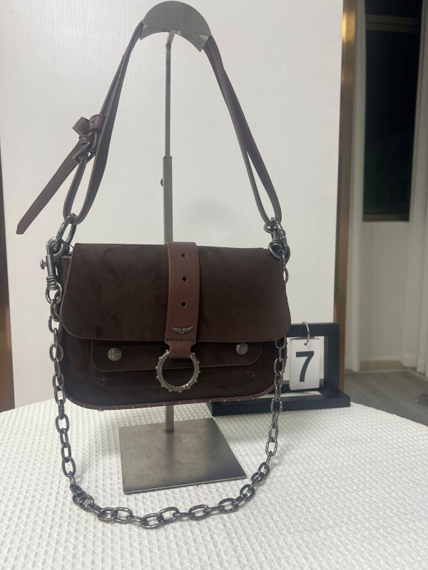Női kis négyszögletes táska szegecsekkel és lánccal, váll- vagy crossbody pánttal, utcai stílusú sokoldalú táska