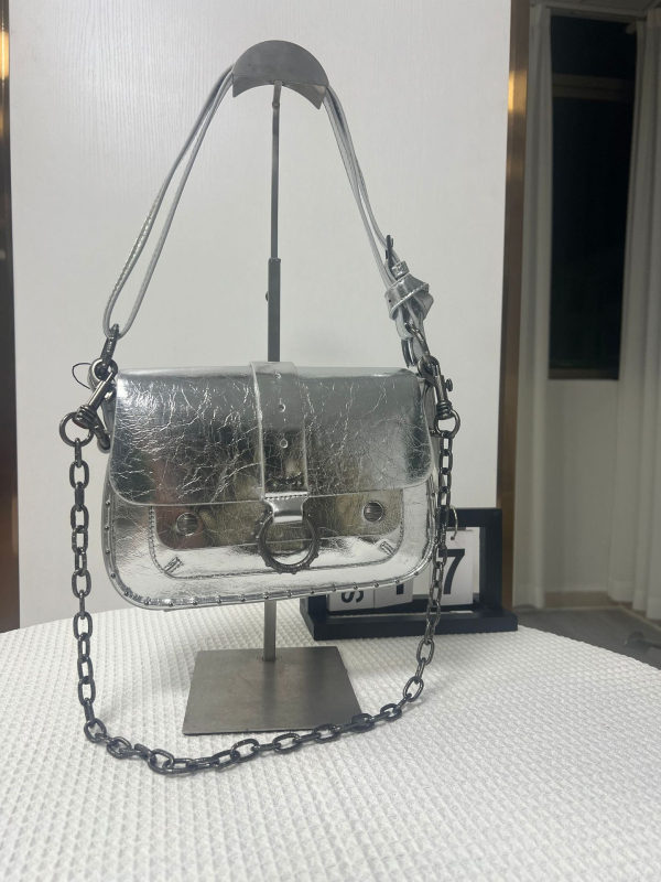 Női kis négyszögletes táska szegecsekkel és lánccal, váll- vagy crossbody pánttal, utcai stílusú sokoldalú táska