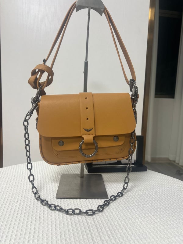Női kis négyszögletes táska szegecsekkel és lánccal, váll- vagy crossbody pánttal, utcai stílusú sokoldalú táska