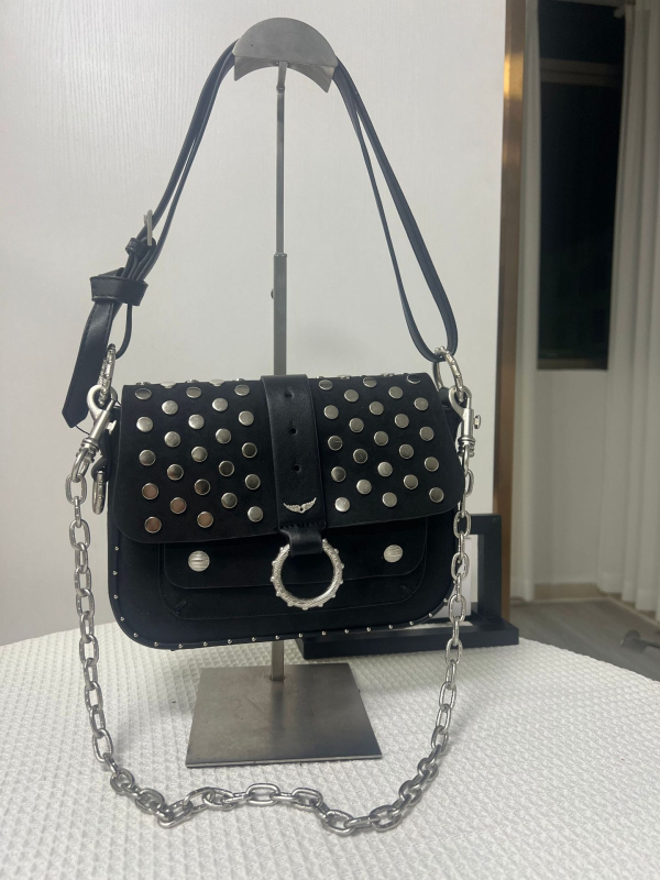 Női kis négyszögletes táska szegecsekkel és lánccal, váll- vagy crossbody pánttal, utcai stílusú sokoldalú táska