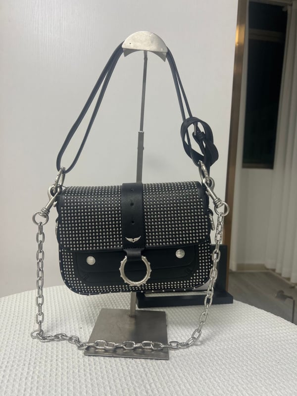 Női kis négyszögletes táska szegecsekkel és lánccal, váll- vagy crossbody pánttal, utcai stílusú sokoldalú táska