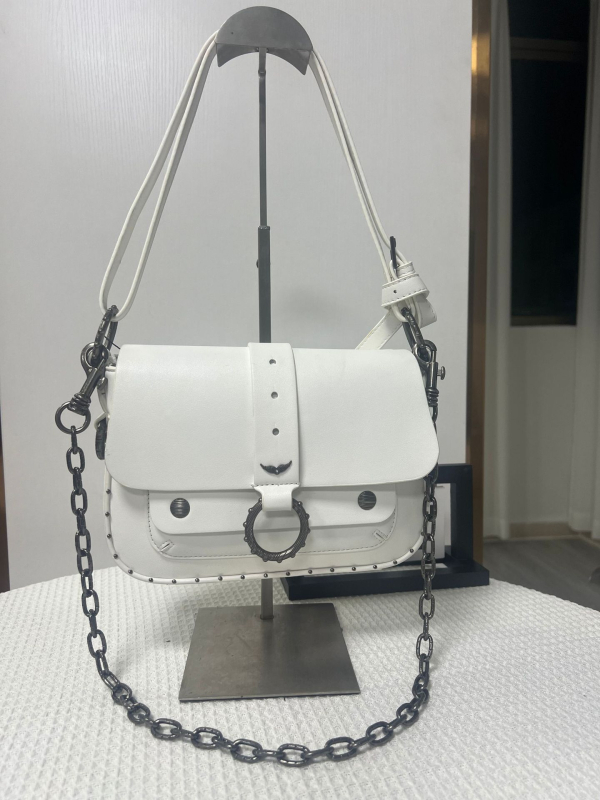 Női kis négyszögletes táska szegecsekkel és lánccal, váll- vagy crossbody pánttal, utcai stílusú sokoldalú táska