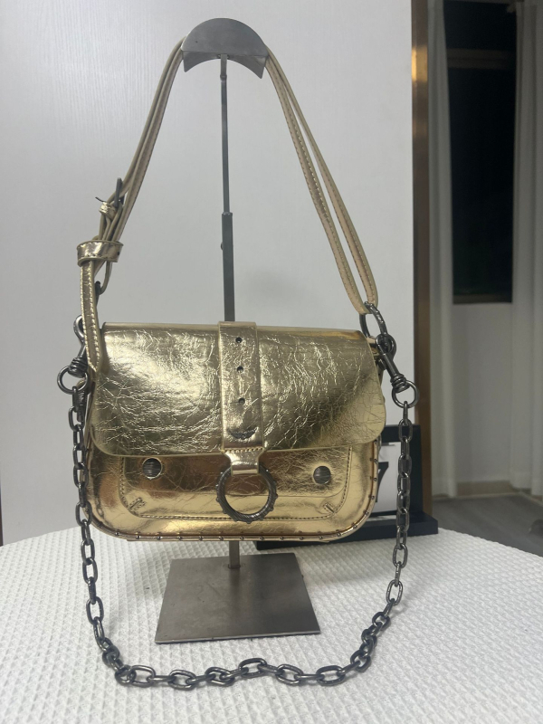 Női kis négyszögletes táska szegecsekkel és lánccal, váll- vagy crossbody pánttal, utcai stílusú sokoldalú táska