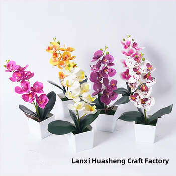 Umelá orchidea Phalaenopsis v kvetináči pre domáce a kancelárske dekorácie