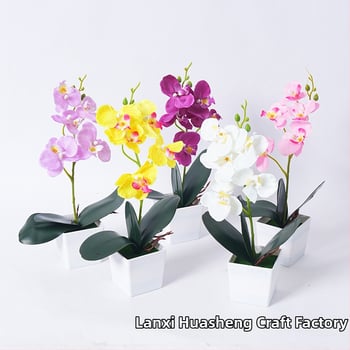 Umelá orchidea Phalaenopsis v kvetináči pre domáce a kancelárske dekorácie