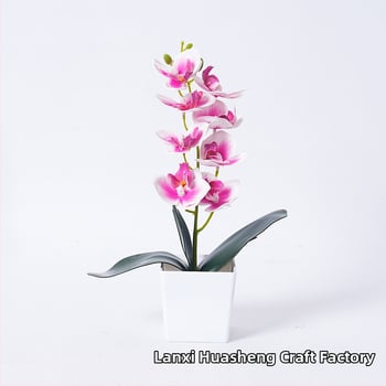 Umelá orchidea Phalaenopsis v kvetináči pre domáce a kancelárske dekorácie