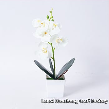 Umelá orchidea Phalaenopsis v kvetináči pre domáce a kancelárske dekorácie