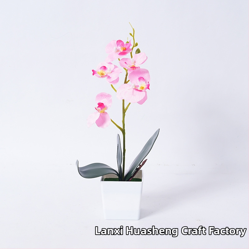 Umelá orchidea Phalaenopsis v kvetináči pre domáce a kancelárske dekorácie